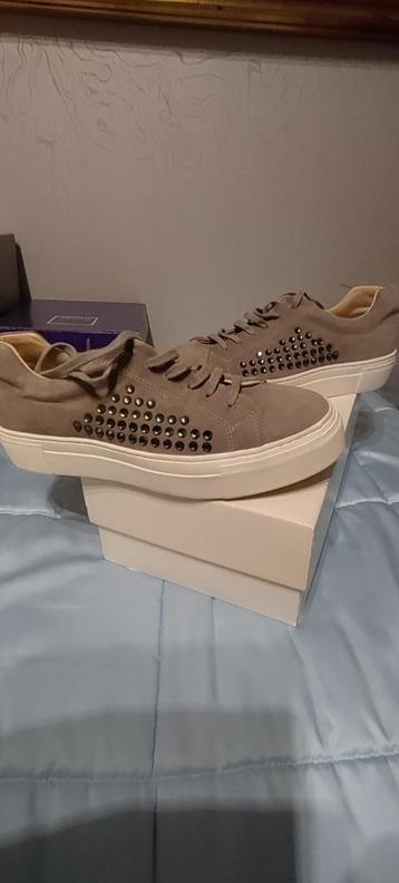 TAUPE GRIJZE SNEAKERS MET STRASS-STUDS, Beige, LOUISA, Ophalen of Verzenden, Zo goed als nieuw