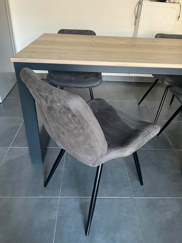 4 persoons eettafel + kuipstoel beschikbaar voor biedingen