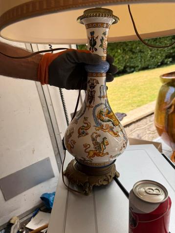 Lampe ancienne en faïence décorée – base en métal travaillé beschikbaar voor biedingen