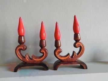 Set van 2 retro houten kandelaars met houten sierkaarsen beschikbaar voor biedingen