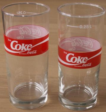2 verres à Coca Cola avec bande rouge et texte Trink Coke Tr