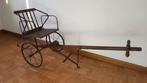 antieke kinderwagen. hout en gietijzer geklonken., Ophalen