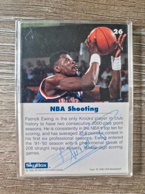 Patrick Ewing a signé, skybox 1992, Hobby & Loisirs créatifs, Jeux de cartes à collectionner | Autre, Comme neuf, Enlèvement ou Envoi