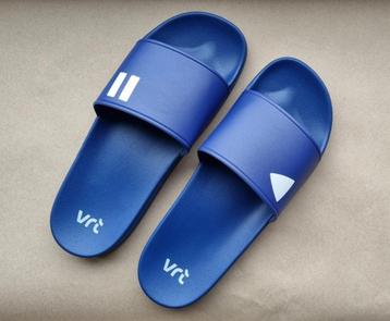 Exclusief paar slippers met logo VRT, kleur blauw, maat 44 beschikbaar voor biedingen