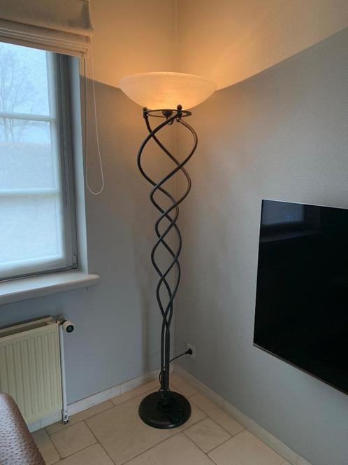 Grote staande leeslamp in metaal en glas, Huis en Inrichting, Lampen | Vloerlampen, Zo goed als nieuw, 150 tot 200 cm, Glas, Metaal