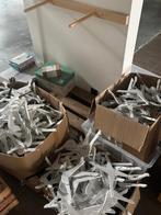 900 witte houten kleerhangers te koop aan weggeefprijs!, Enlèvement, Comme neuf