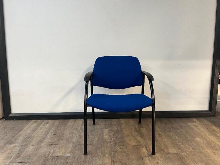 Blauwe Vergaderstoel – Lage rug, Antiek en Kunst, Antiek | Meubels | Stoelen en Sofa's, Ophalen of Verzenden