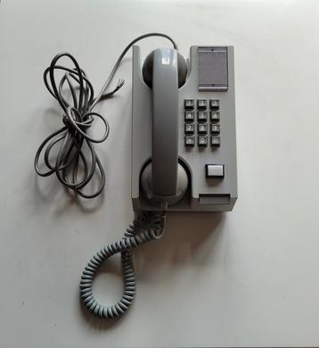 vintage telefoon van het merk ITT in originele staat beschikbaar voor biedingen