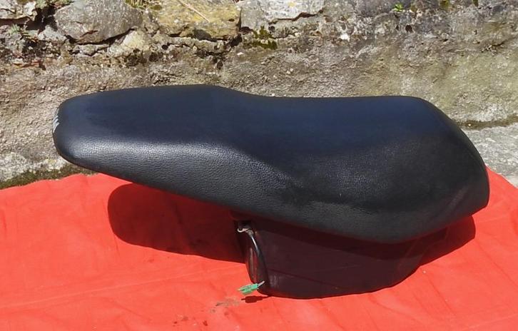 Selle + coffre de selle  pour scooter Sym Orbit/Symply 50cc, Fietsen en Brommers, Brommeronderdelen | Scooters, Gebruikt, SYM