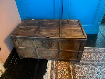 Grote houten kist beschikbaar voor biedingen