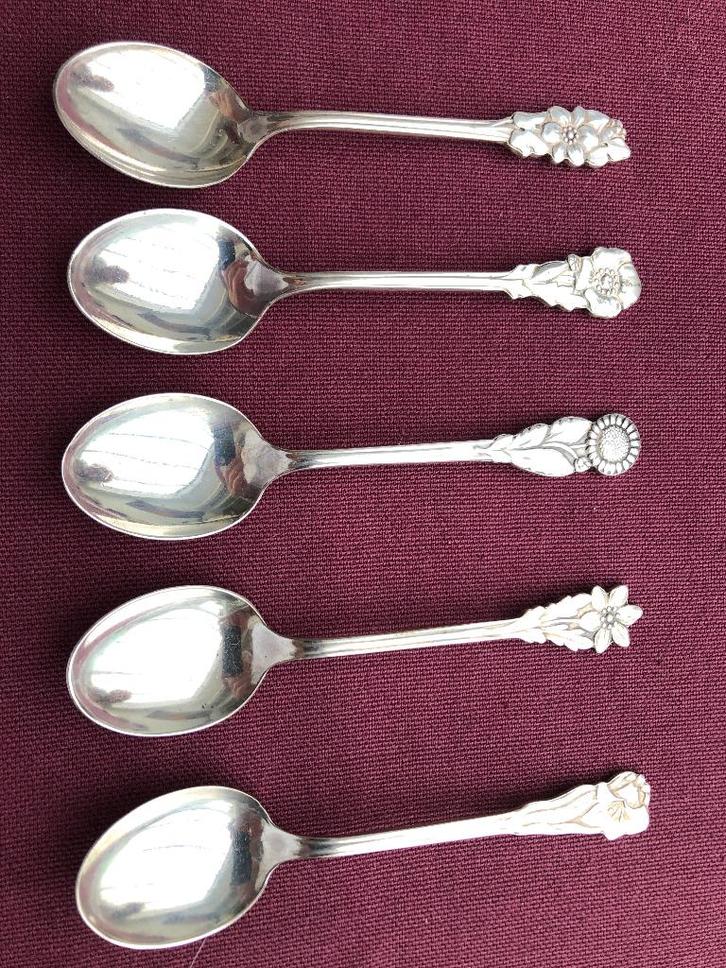 Antieke zilveren lepels met verschillende bloemmotieven., Antiquités & Art, Antiquités | Couverts, Enlèvement ou Envoi