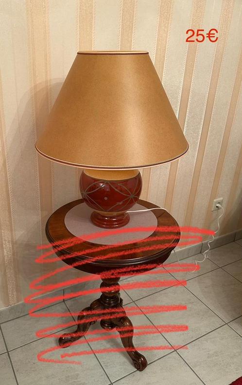 Élégante lampe de table au design classique, Huis en Inrichting, Lampen | Tafellampen, Ophalen