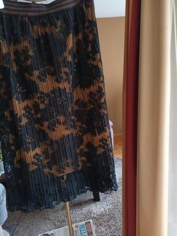 Volledig nieuwe elegante rok "Any Place" n beschikbaar voor biedingen