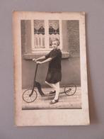 oude foto pk meisje kind met step loopfiets fiets, Verzenden, Foto, Zo goed als nieuw, Voor 1940