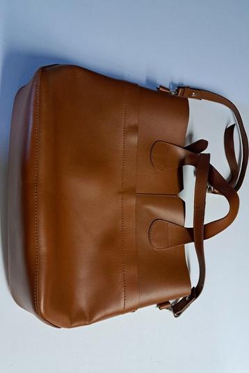 lederen shopper beschikbaar voor biedingen