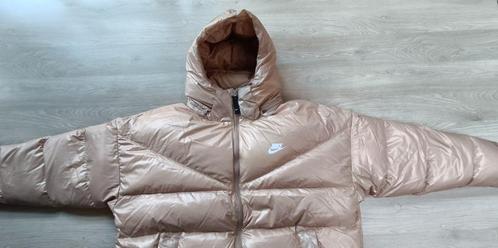 Nike sportswear therma fit lange donsjas / parka beige, Kleding | Dames, Jassen | Winter, Zo goed als nieuw, Maat 46/48 (XL) of groter