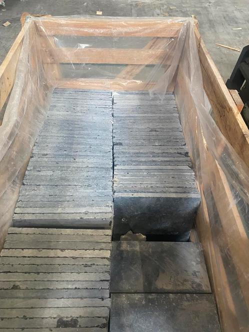 Natuursteen tegel 30x30 cm | Hanoi bluestone artisan, Tuin en Terras, Terrasdelen en Vlonders, Nieuw, Ophalen