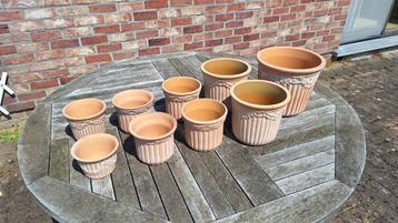 Pots de fleurs en poterie de différentes tailles