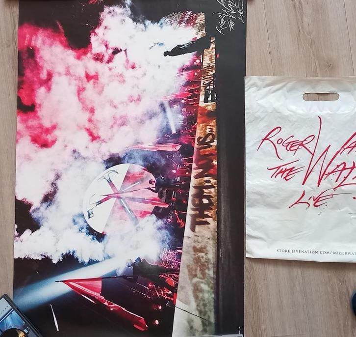 Poster Roger Waters The Wall + plastic zak, Verzamelen, Posters, Gebruikt, Muziek, Rechthoekig Liggend, Ophalen of Verzenden