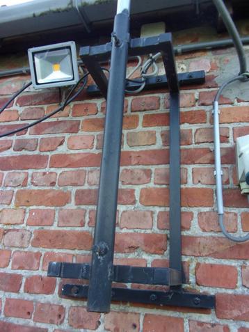 matt d'antenne avec support et antenne uhf beschikbaar voor biedingen