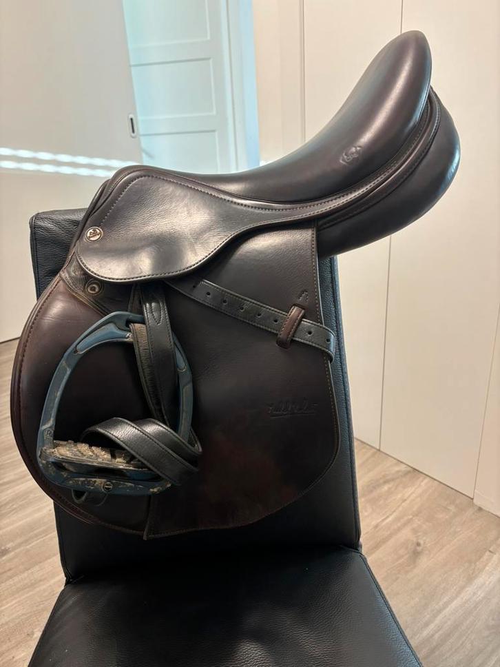 Prestige springzadel 17 inch, Animaux & Accessoires, Chevaux & Poneys | Selles, Comme neuf, Enlèvement