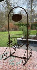 Ijzeren bloempothouder, Enlèvement