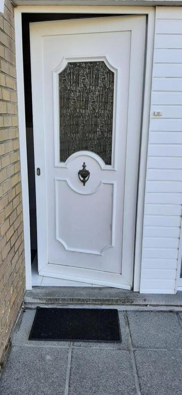 Voordeur beschikbaar voor biedingen