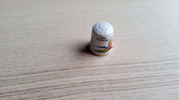 Vingerhoedje uit Islas Canarias in porselein, Verzamelen, Vingerhoedjes, Porselein, Verzenden