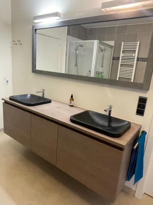 Elegant tijdloos badkamermeubel, dubbele waskom en spiegel, Huis en Inrichting, Badkamer | Badkamermeubels, Gebruikt, Wastafelkast