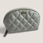 Chanel make-up tasje lamsleer authentiek, Ophalen of Verzenden, Zo goed als nieuw, Zilver, Accessoires