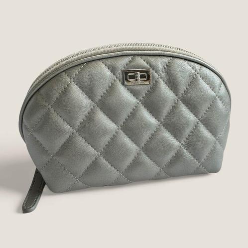 Chanel make-up tasje lamsleer authentiek, Handtassen en Accessoires, Uiterlijk | Cosmetica en Make-up, Zo goed als nieuw, Accessoires