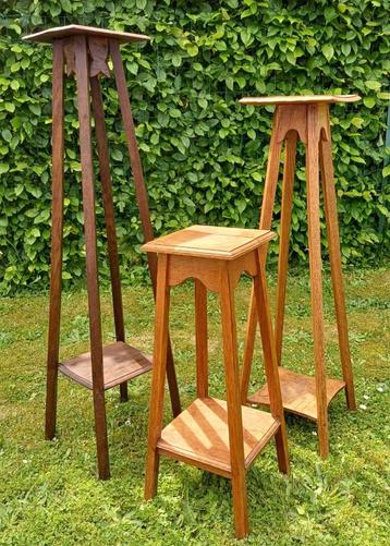 Set van drie houten voetstuktafels