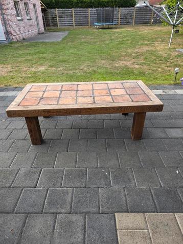 Klassieke zware tafel. Voor mensen die geïnteresseerd zijn beschikbaar voor biedingen