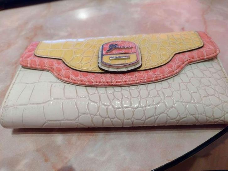 RAAD EENS DAMESPORTEMONNEE LADY GUESS, Handtassen en Accessoires, Portemonnees, Gebruikt, Guess, Wit, Leder, Met knipsluiting
