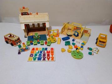 Fisher Price Vintage 2 schooltjes met gerief en popjes erbij beschikbaar voor biedingen