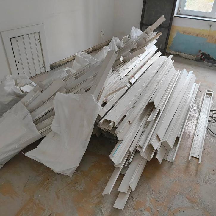 Lot elektrische apparatuur van Legrand - kabelgoten, Doe-het-zelf en Bouw, Elektriciteit en Kabels, Gebruikt, Stekker, Ophalen