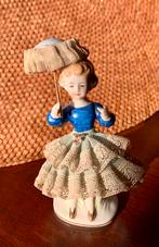 Oud beeldje van porselein en kant, Antiek en Kunst, Ophalen