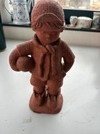 (G) Terracotta beeldje – jongetje met bal (ca. 34 cm), Envoi, Comme neuf