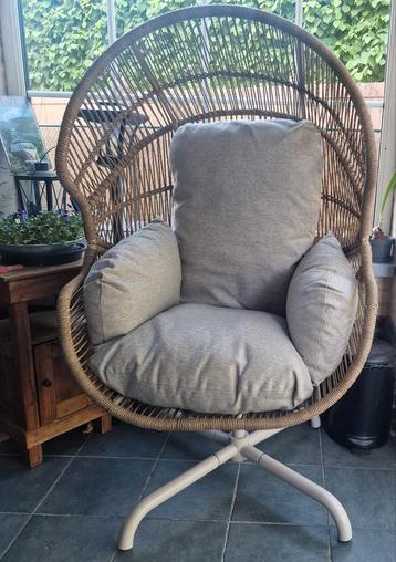 Tuinstoel met grijs kussen  beschikbaar voor biedingen