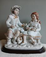 Antiek beeld Capodimonte "Koppel op bank "., Antiek en Kunst, Ophalen