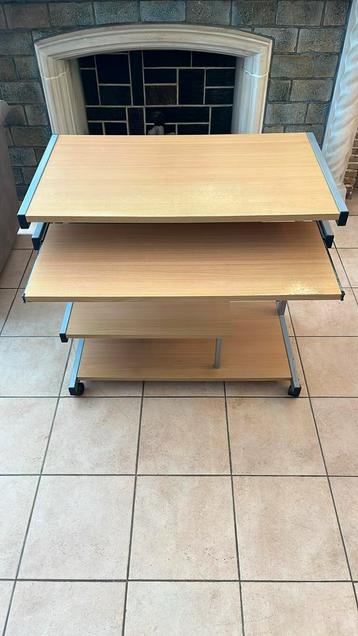 Computertafel/bureau rijdbaar beschikbaar voor biedingen