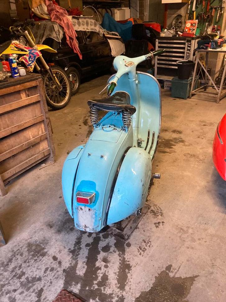 Chassis vespa px avec papier belge, Autos, Camionnettes & Utilitaires, Particulier, Caméra 360°, ABS, Caméra de recul, Phares directionnels