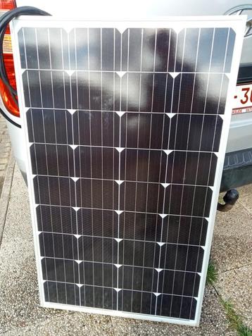 Zonnepaneel met stekker voor op een Caravan