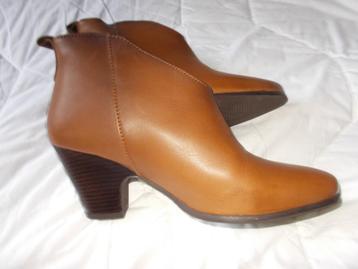 Paire de bottillons bruns en cuir. beschikbaar voor biedingen