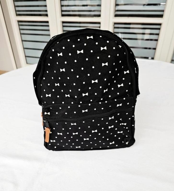 Zwarte rugzak met witte decoratie, Bijoux, Sacs & Beauté, Sacs | Sacs à dos, Comme neuf, Autres marques, 25 à 40 cm, Moins de 30 cm