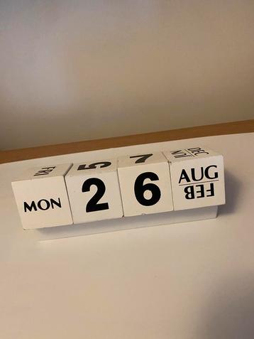 Kalender met blokjes  beschikbaar voor biedingen