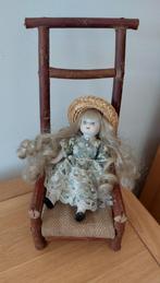 Petite poupée en porcelaine assise sur une chaise, Utilisé, Enlèvement ou Envoi, Poupée