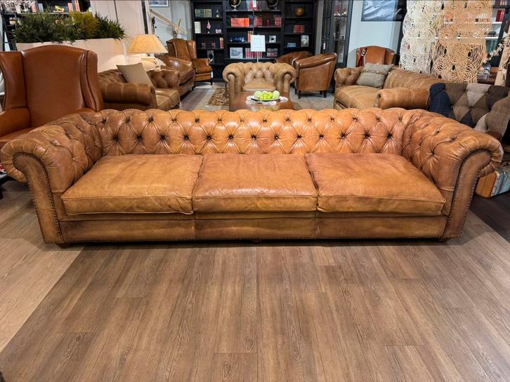 WAANZINNIGE VINTAGE CHESTERFIELD XL 4 ZITS BANK Cognac, Antiek en Kunst, Antiek | Meubels | Stoelen en Sofa's, Ophalen of Verzenden