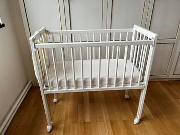 Mooie co-sleeper / aanschuifbedje Petit Amelie  beschikbaar voor biedingen