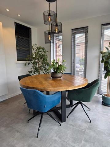 Ronde tafel in mangohout, met 6 stoelen. beschikbaar voor biedingen